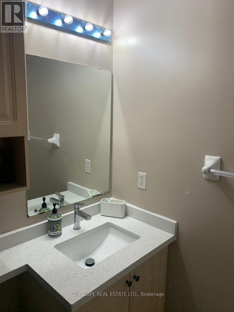 Photo 10 of 33 Ridgefield Court, Brampton ON