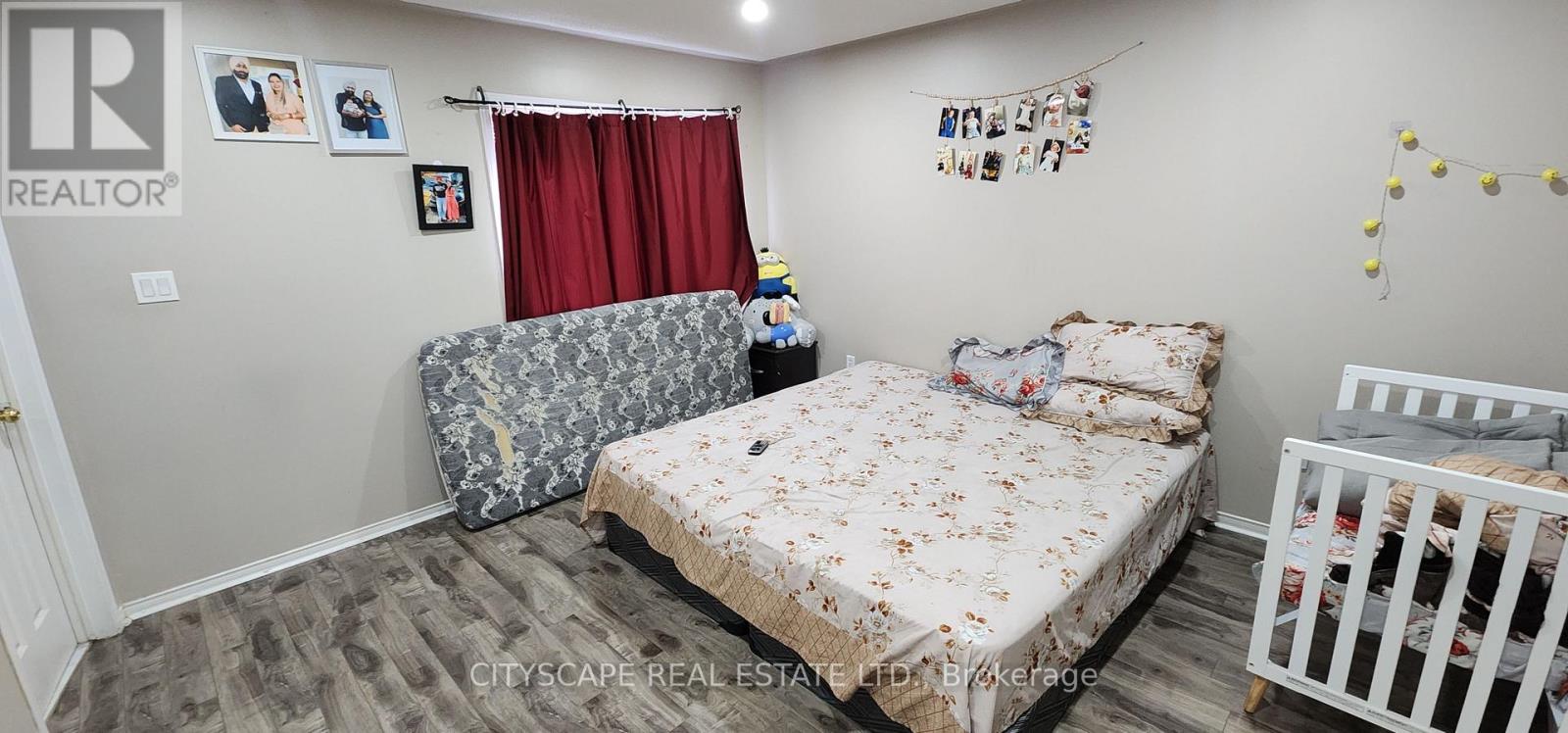 Photo 4 of 33 Ridgefield Court, Brampton ON