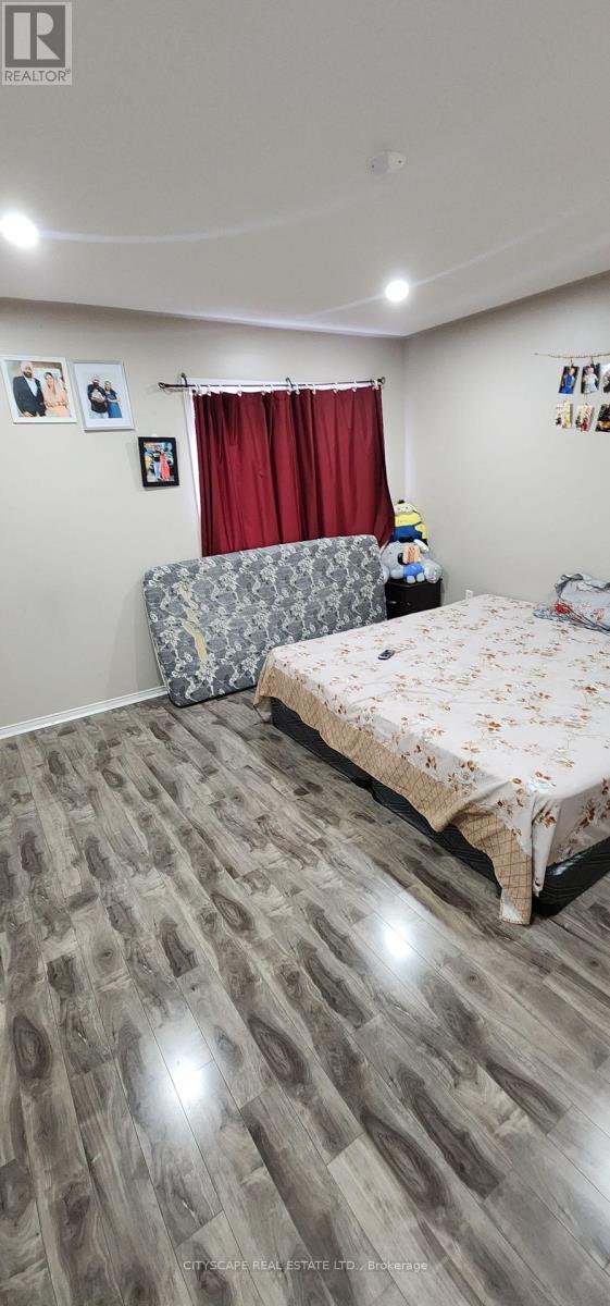 Photo 5 of 33 Ridgefield Court, Brampton ON
