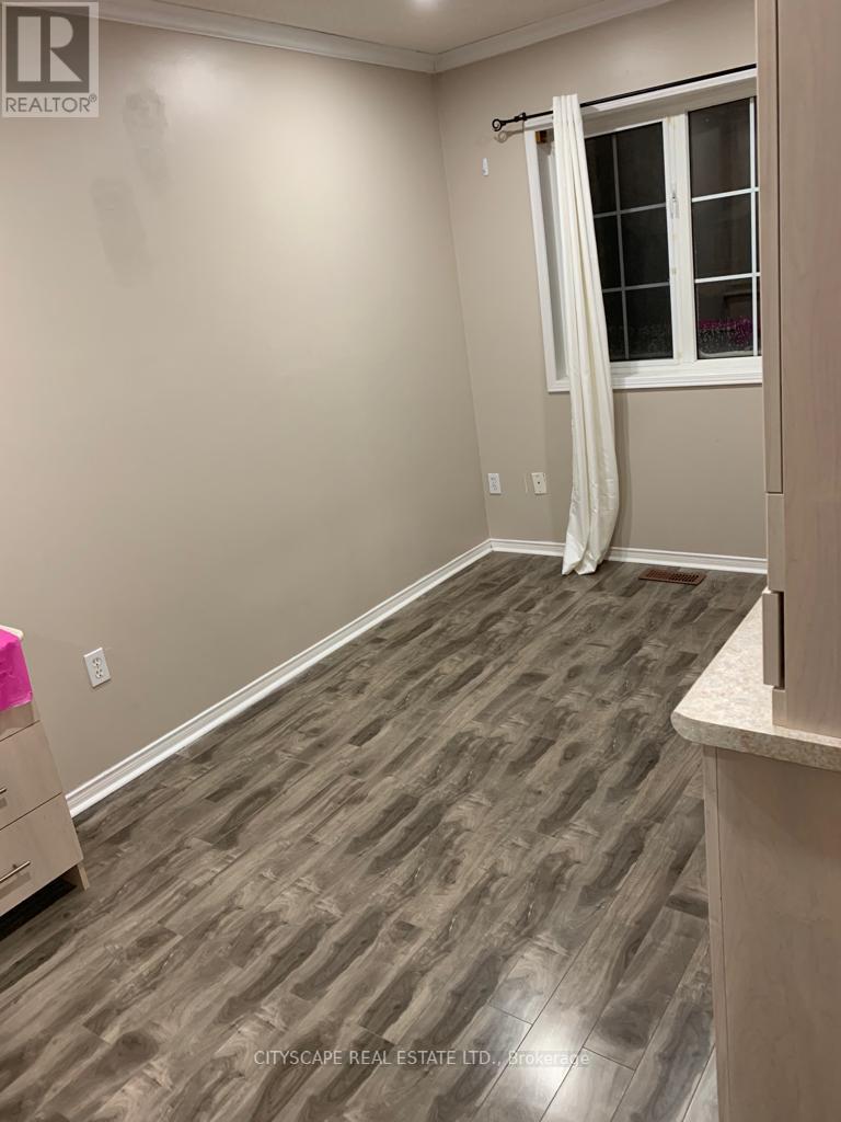 Photo 8 of 33 Ridgefield Court, Brampton ON