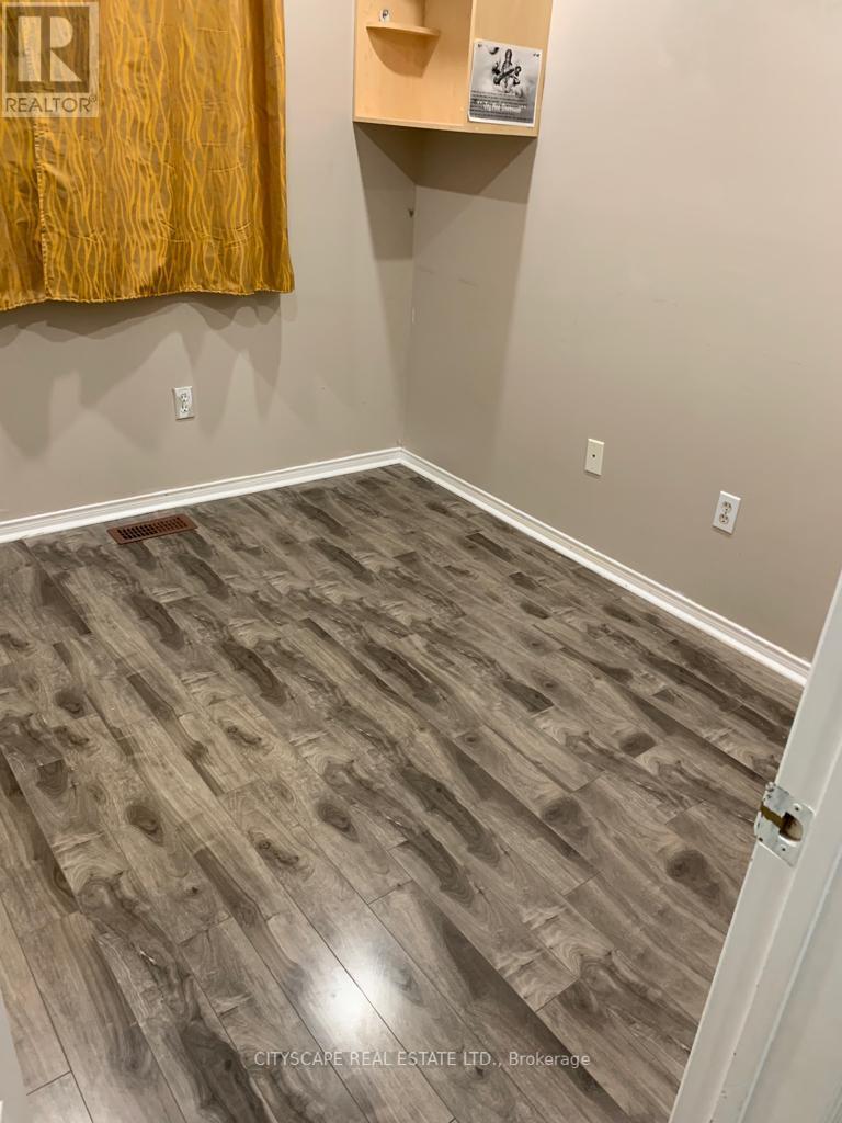 Photo 9 of 33 Ridgefield Court, Brampton ON