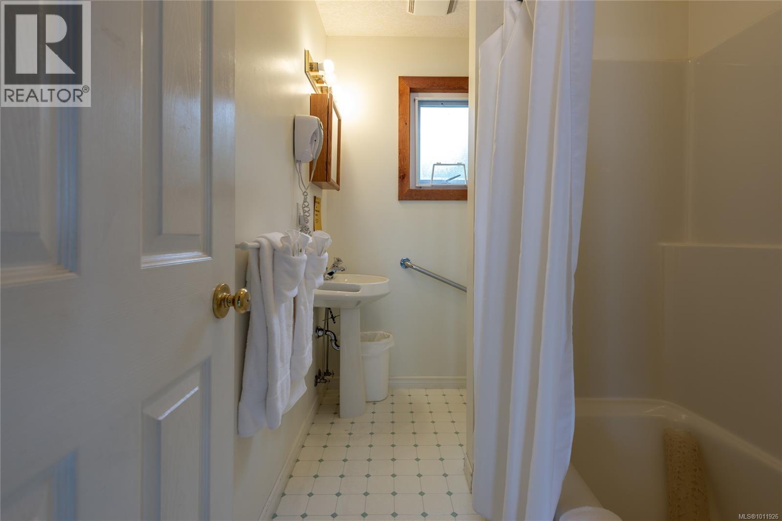 DL2264 Hidden Cove, Port McNeill - Image 1