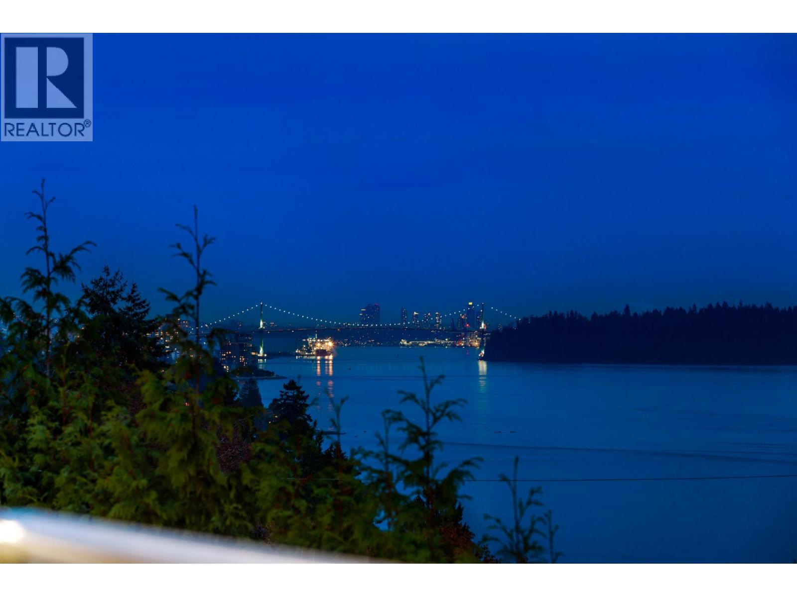 Photo 4 of 449 Hillcrest Street, West Vancouver BC