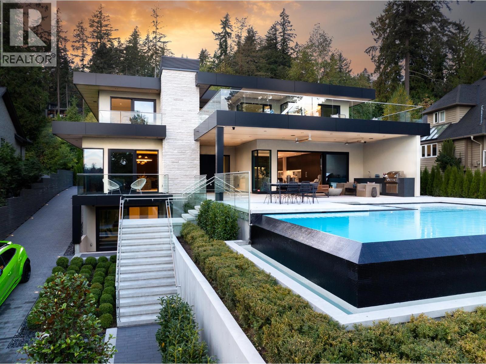 Photo 1 of 449 Hillcrest Street, West Vancouver BC