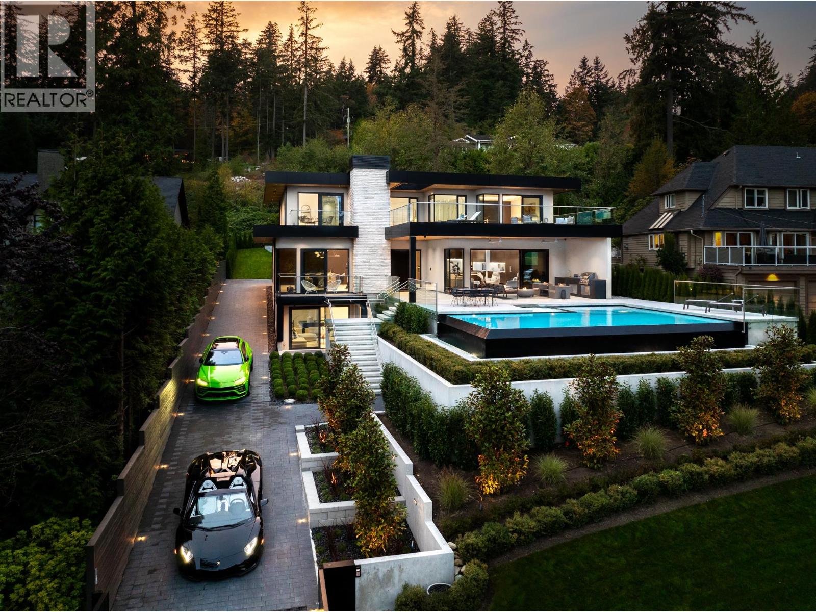 Photo 2 of 449 Hillcrest Street, West Vancouver BC