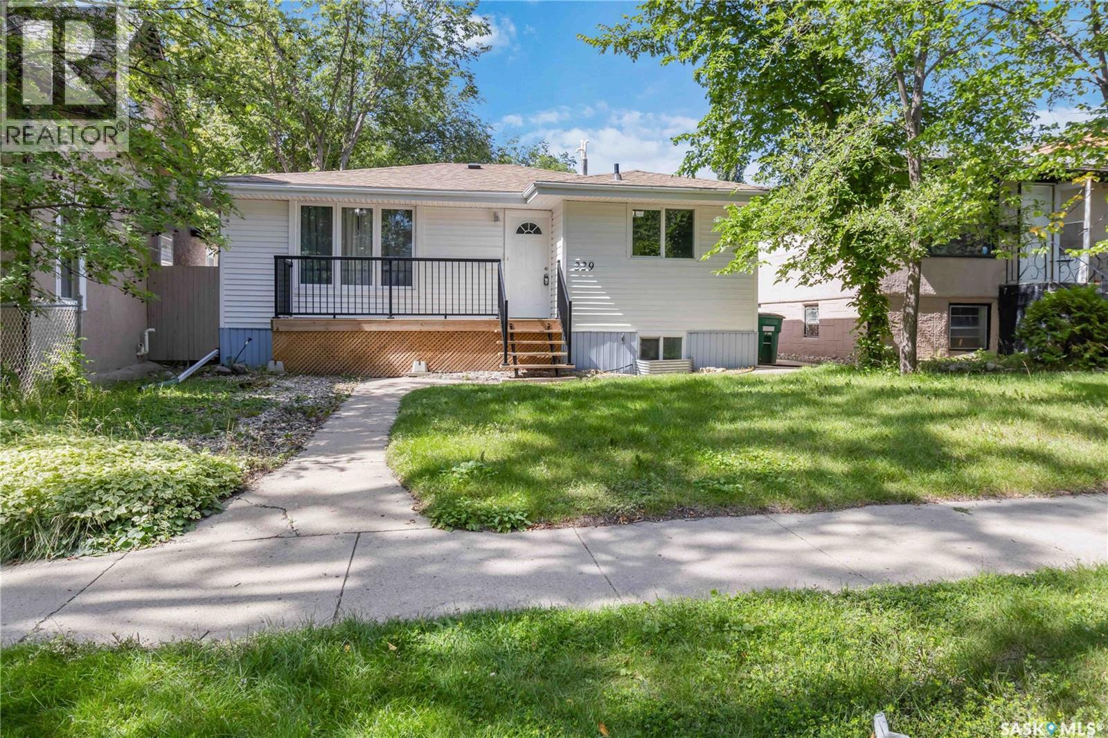 Photo 2 of 229 E Avenue N, Saskatoon SK