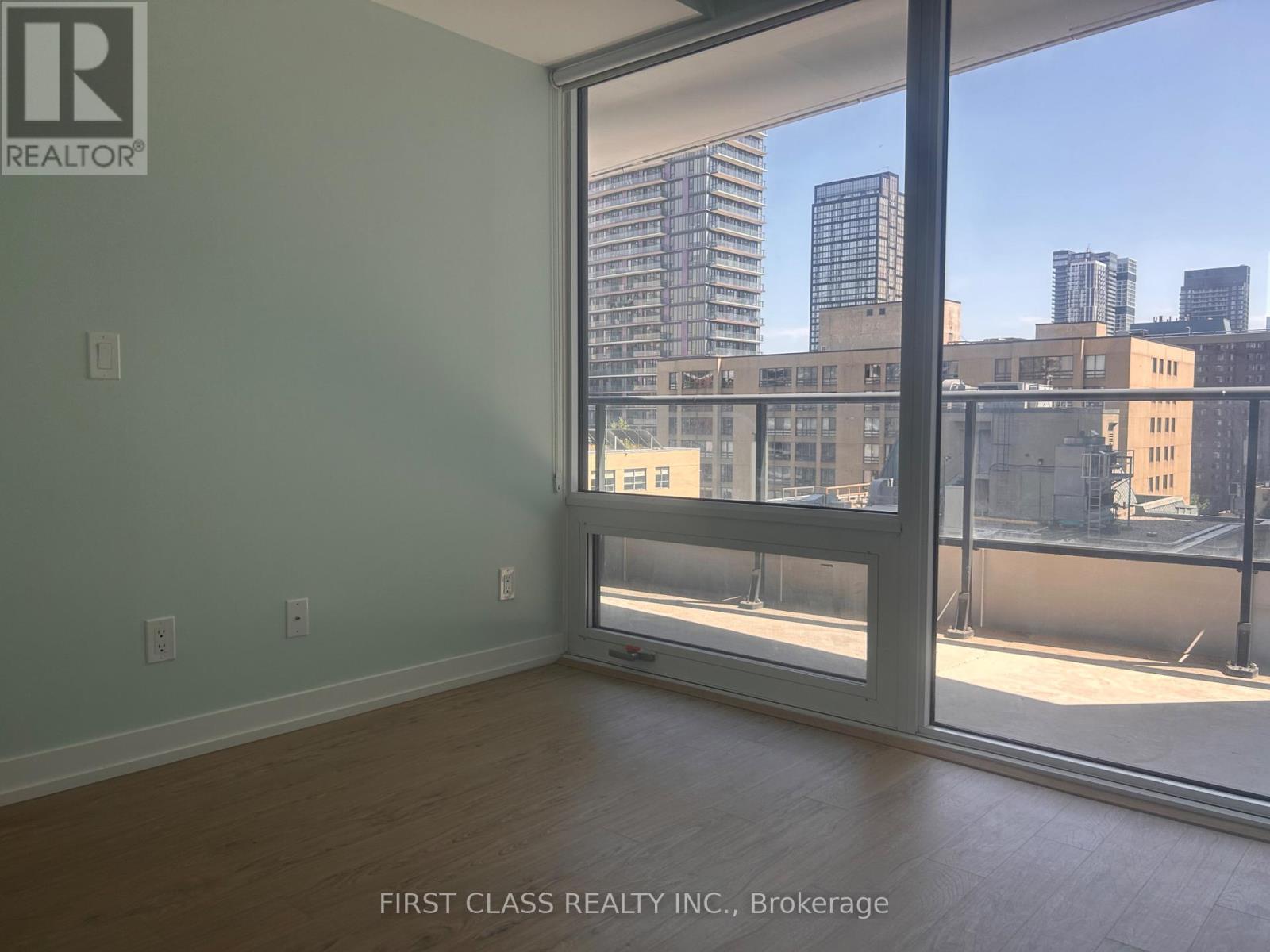 Photo 4 of 1518 85 Wood Street, Toronto ON