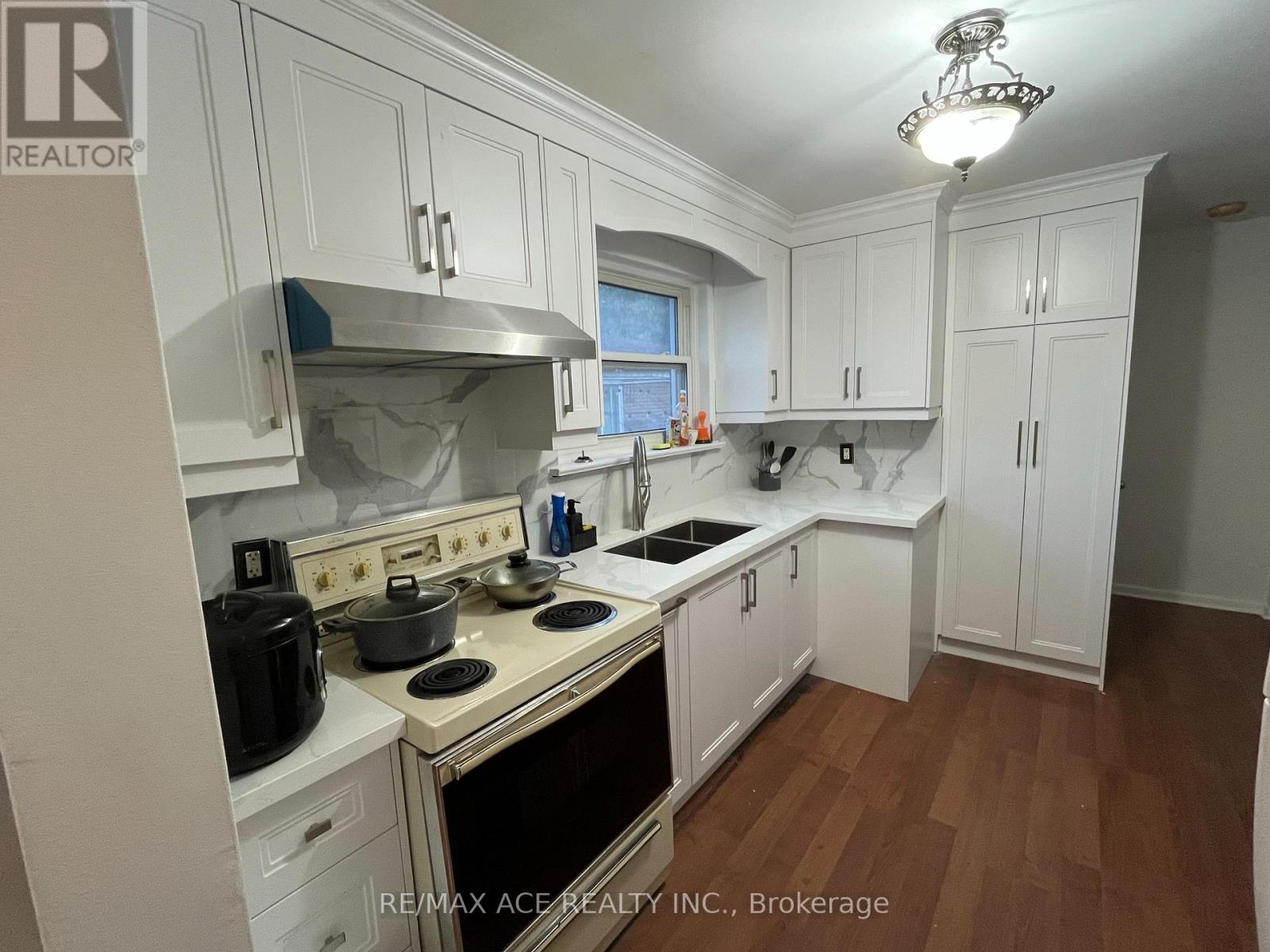 Photo 6 of 17 Huddleston Court, Toronto ON