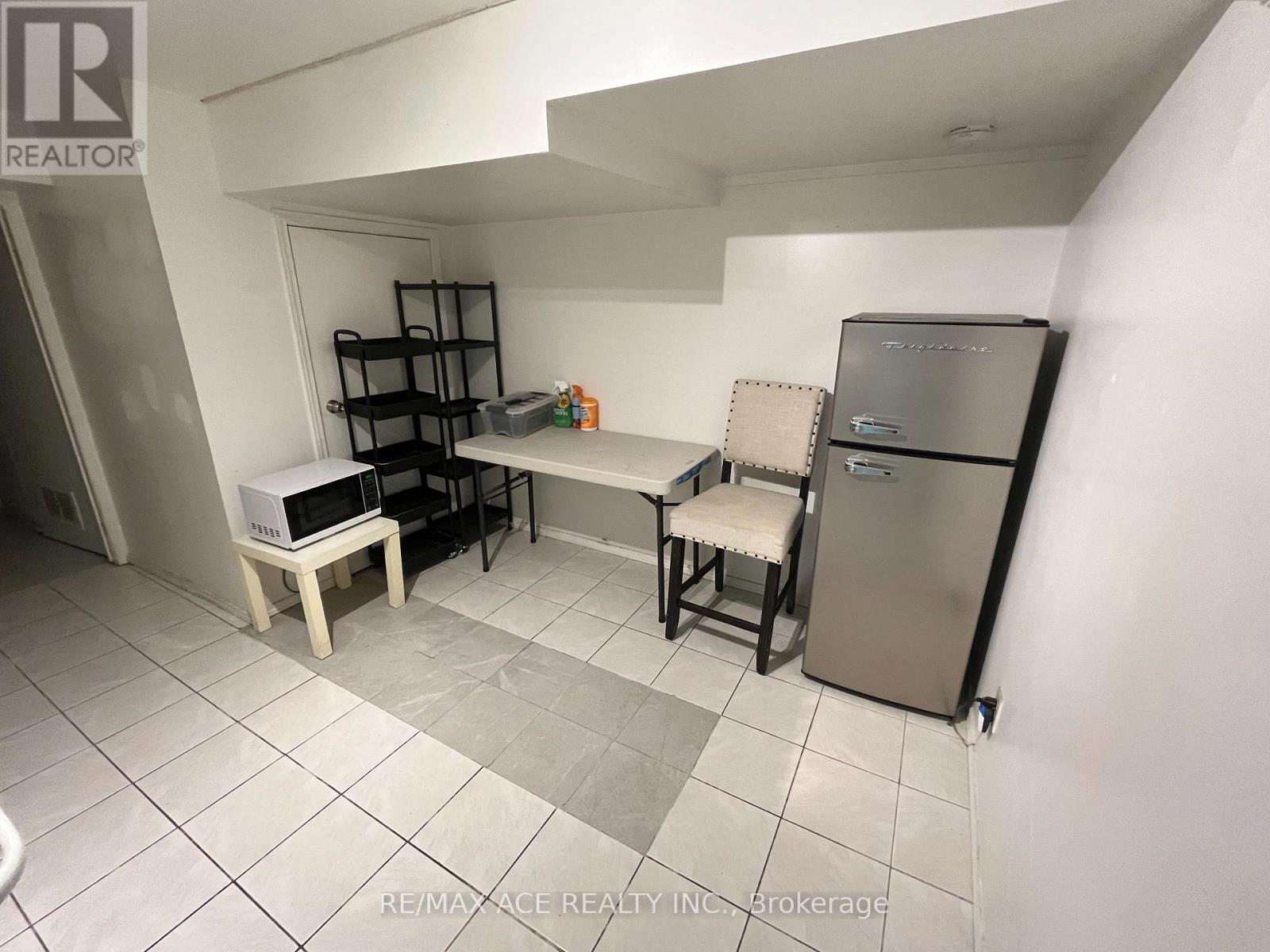 Photo 13 of 17 Huddleston Court, Toronto ON