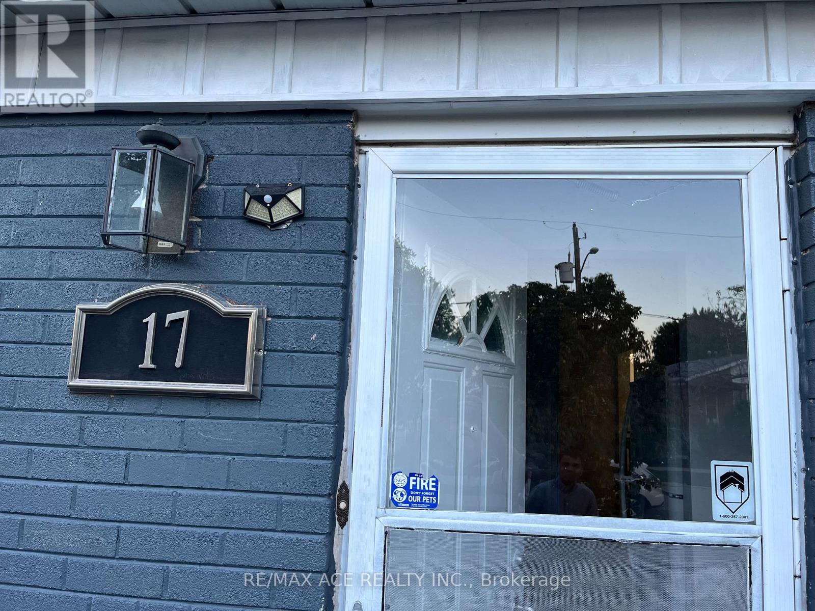 Photo 4 of 17 Huddleston Court, Toronto ON
