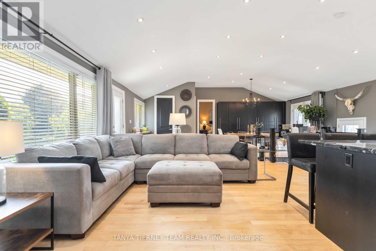 Photo 10 of 54 Montgomery Avenue, Whitby ON