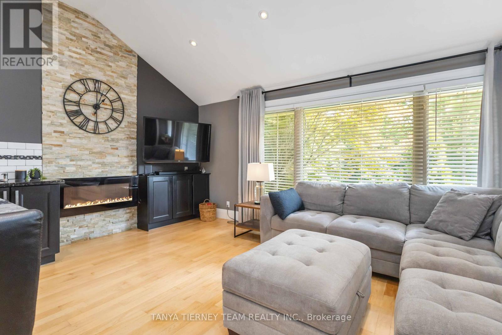 Photo 11 of 54 Montgomery Avenue, Whitby ON