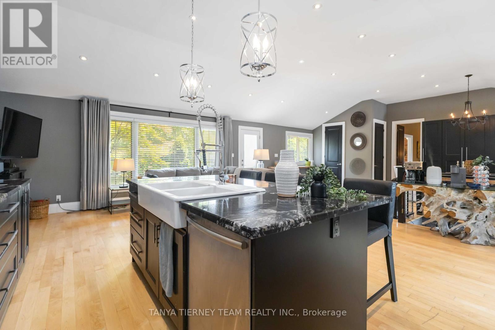 Photo 17 of 54 Montgomery Avenue, Whitby ON