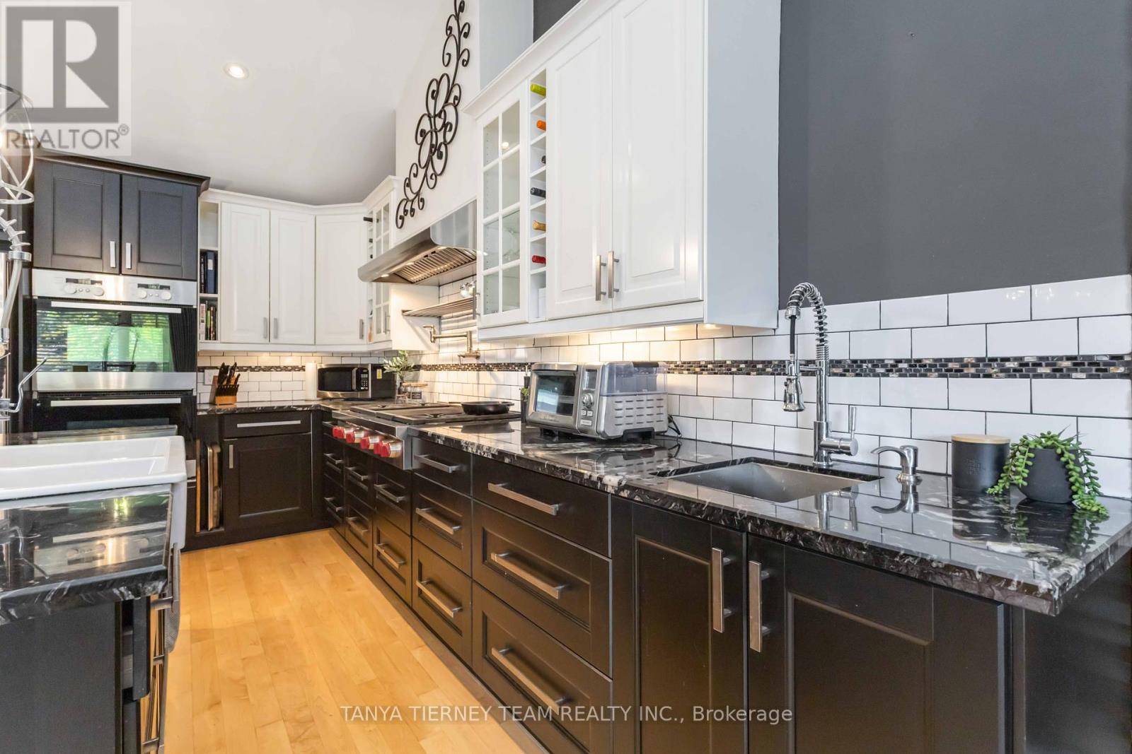 Photo 20 of 54 Montgomery Avenue, Whitby ON