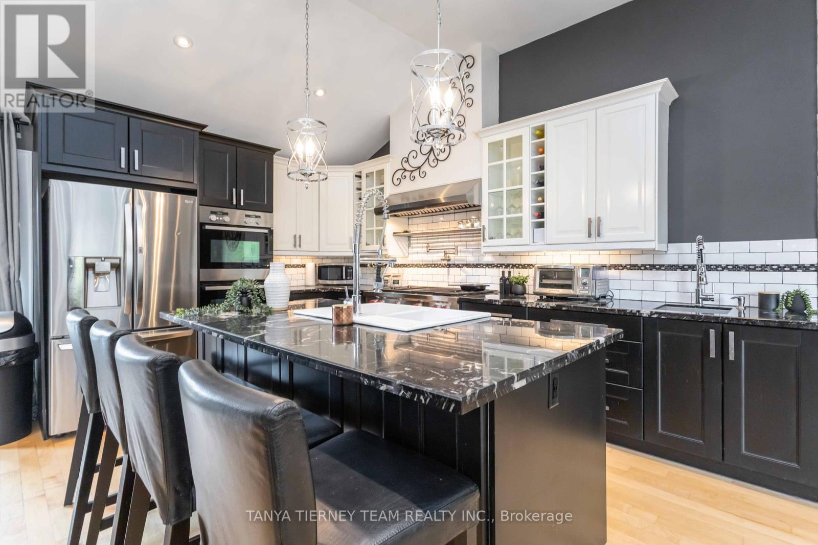 Photo 22 of 54 Montgomery Avenue, Whitby ON