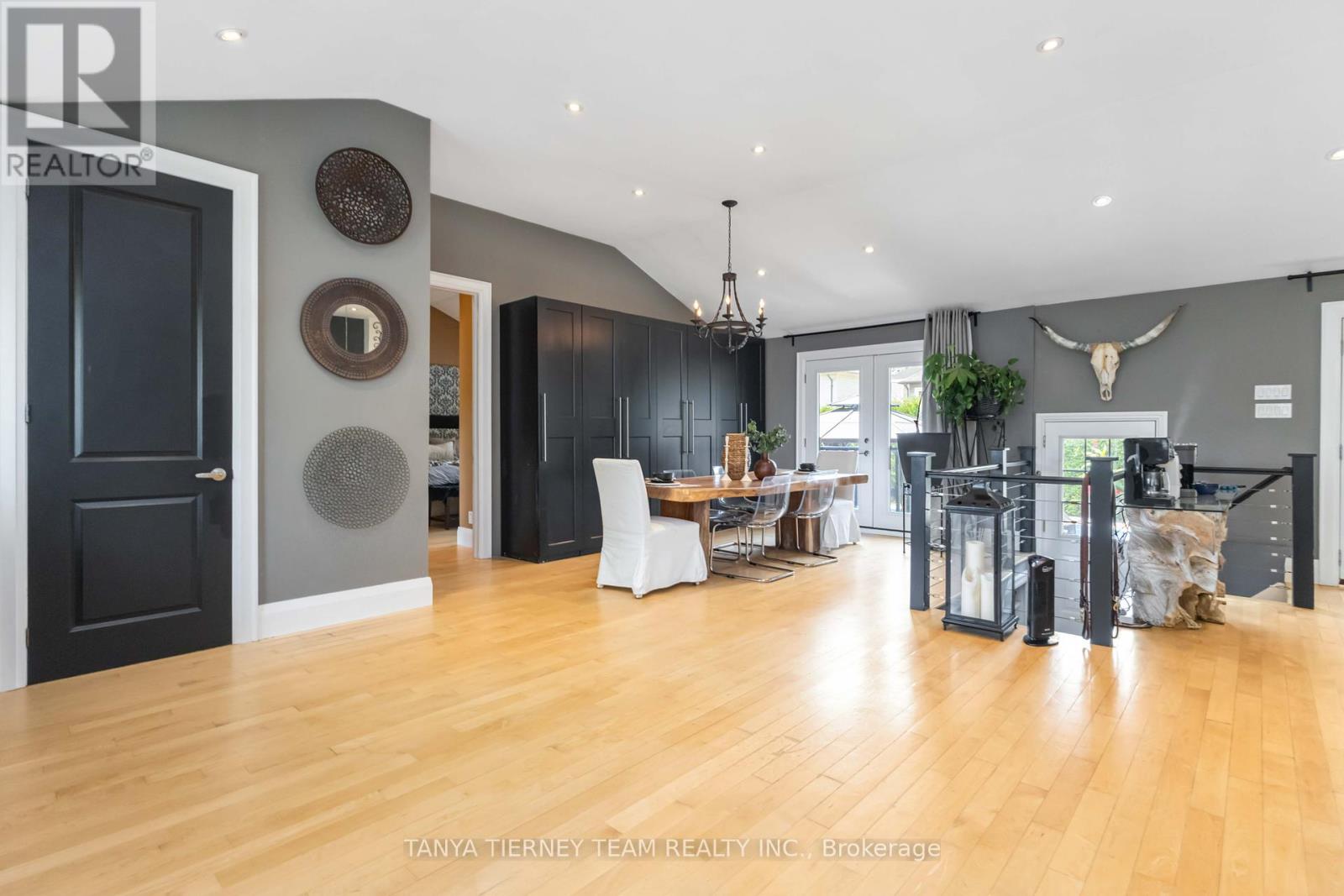 Photo 23 of 54 Montgomery Avenue, Whitby ON