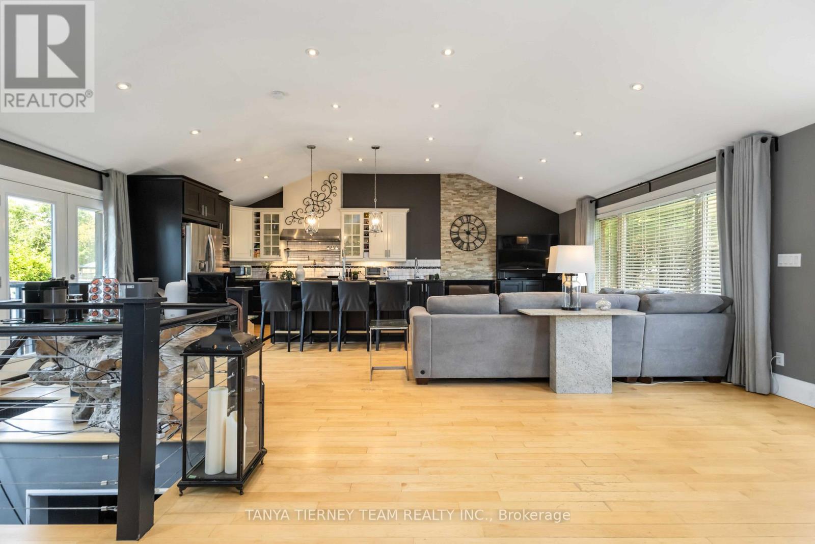 Photo 24 of 54 Montgomery Avenue, Whitby ON