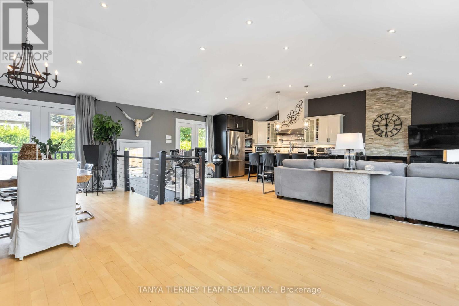 Photo 25 of 54 Montgomery Avenue, Whitby ON