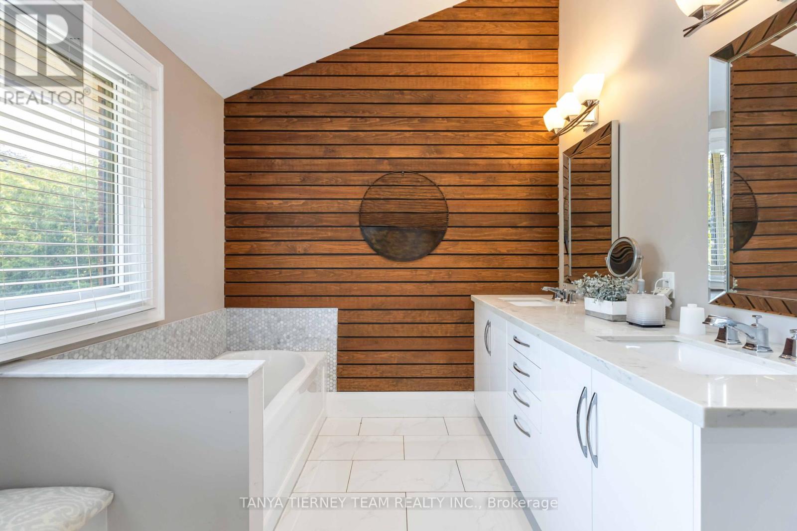 Photo 26 of 54 Montgomery Avenue, Whitby ON