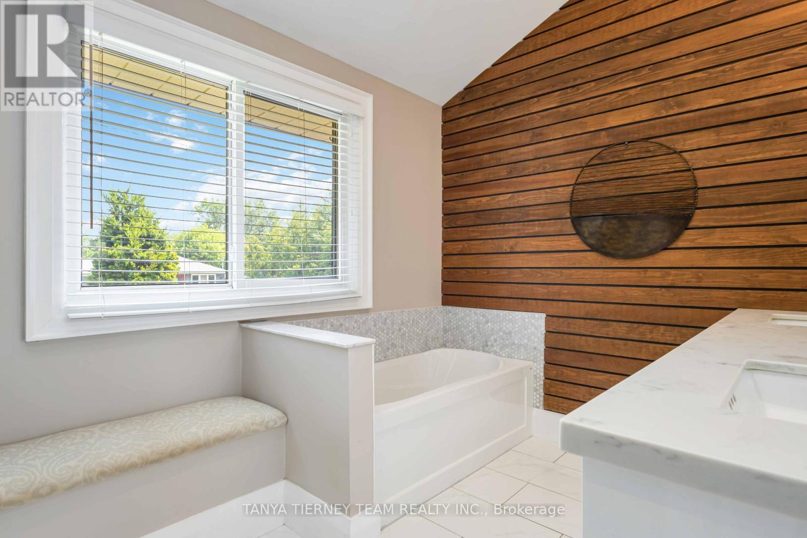 Photo 27 of 54 Montgomery Avenue, Whitby ON