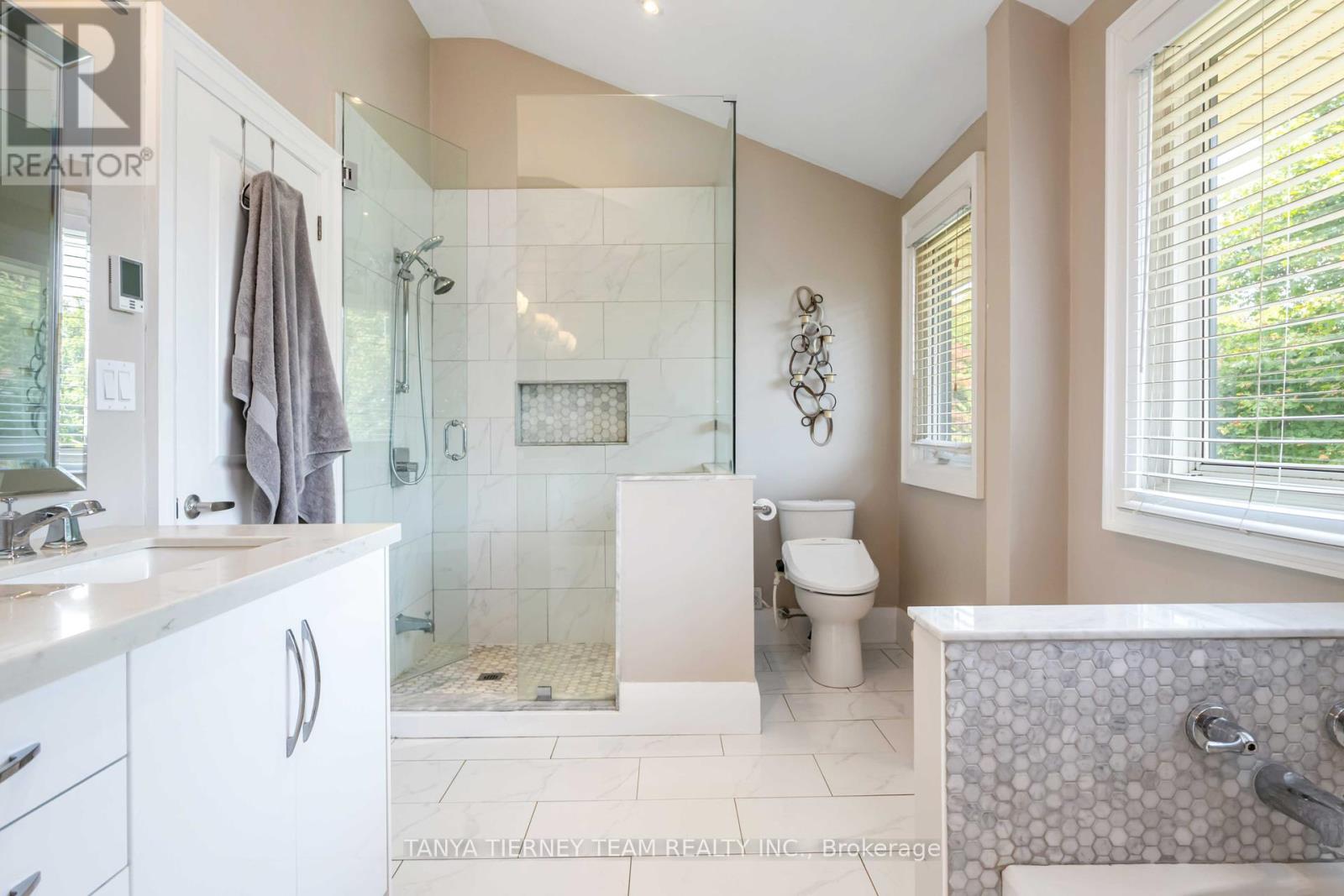 Photo 28 of 54 Montgomery Avenue, Whitby ON