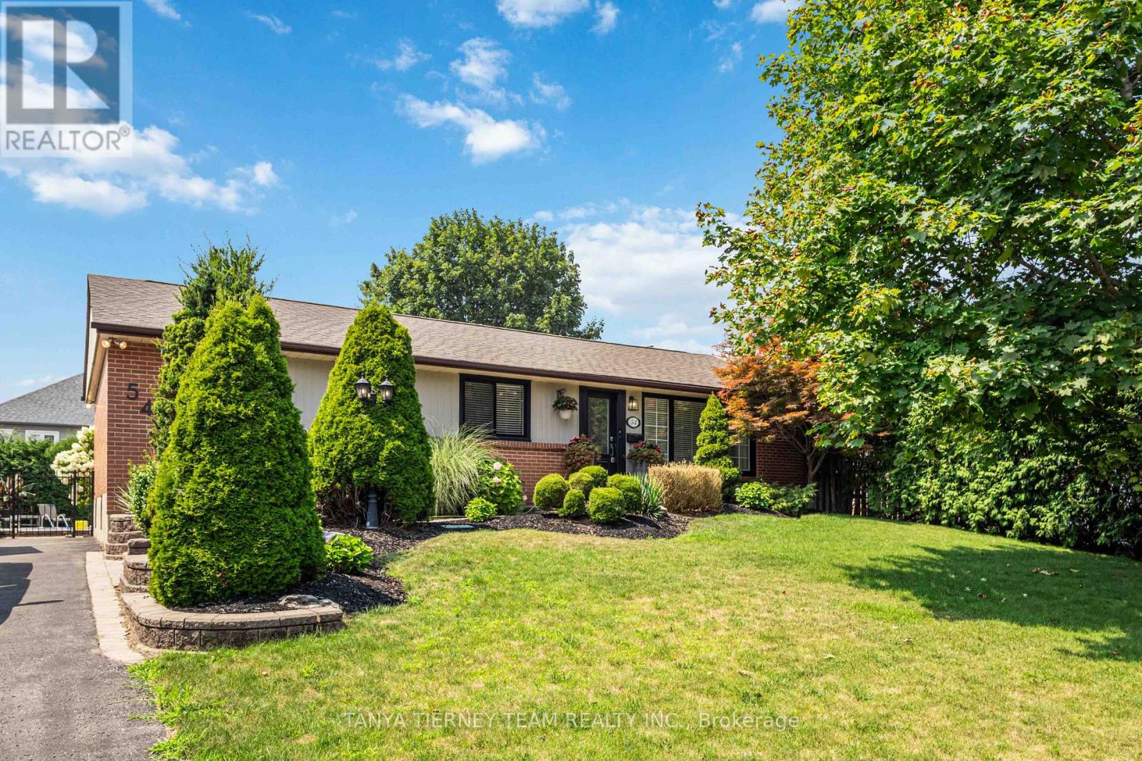 Photo 3 of 54 Montgomery Avenue, Whitby ON