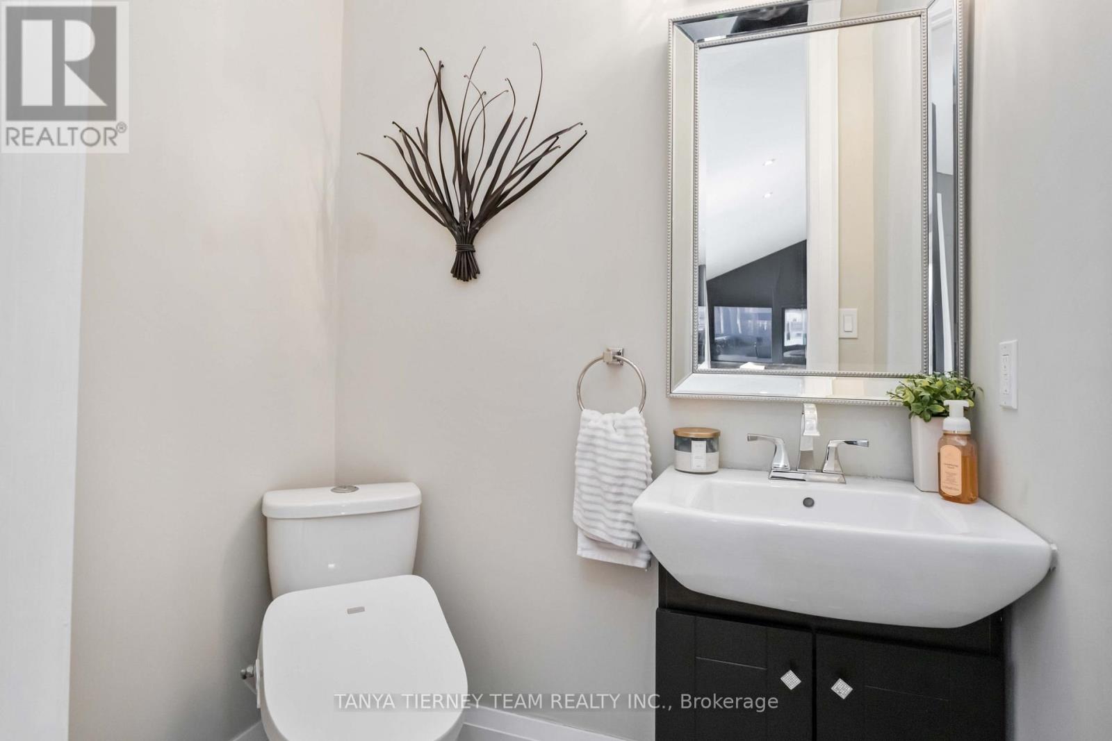 Photo 32 of 54 Montgomery Avenue, Whitby ON