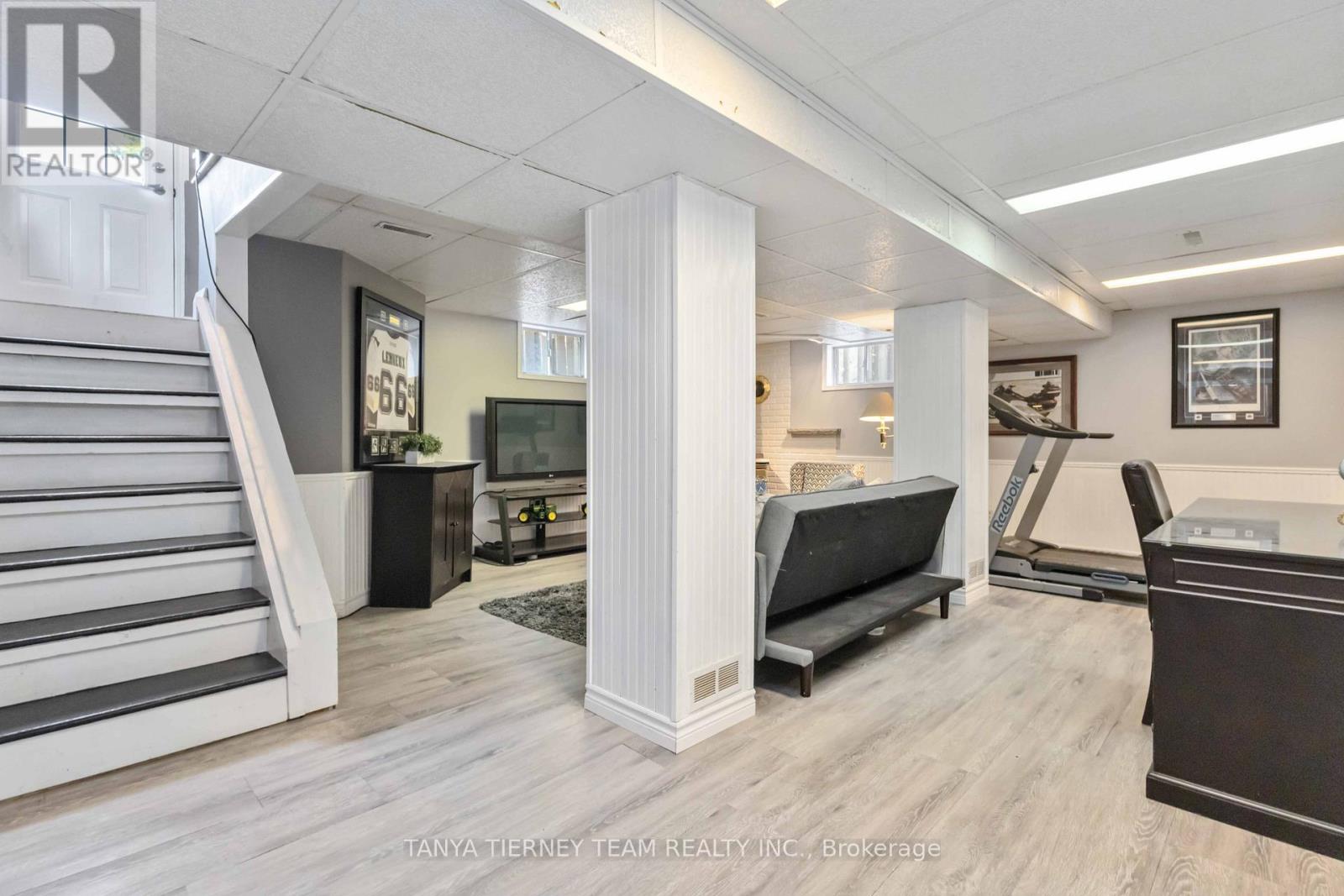 Photo 33 of 54 Montgomery Avenue, Whitby ON
