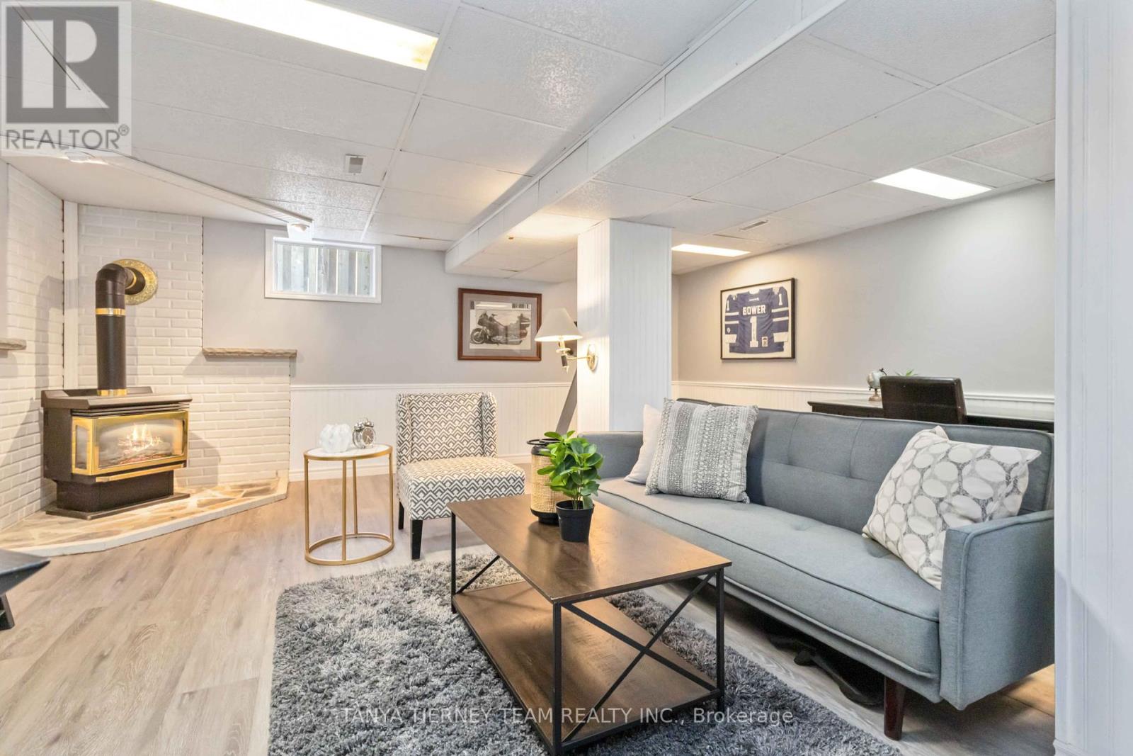 Photo 35 of 54 Montgomery Avenue, Whitby ON