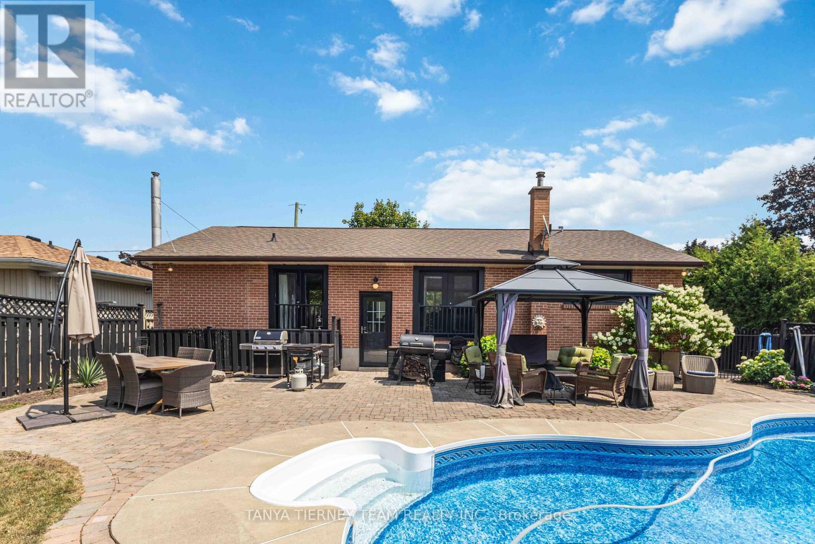 Photo 37 of 54 Montgomery Avenue, Whitby ON