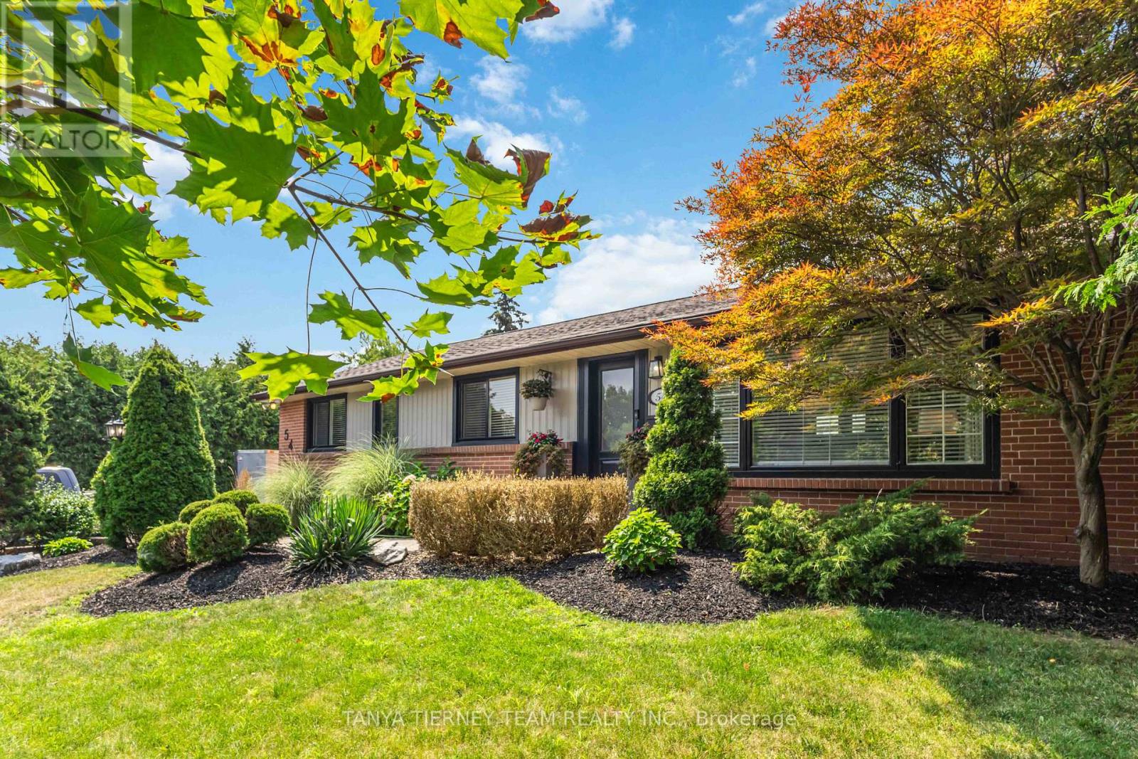 Photo 4 of 54 Montgomery Avenue, Whitby ON