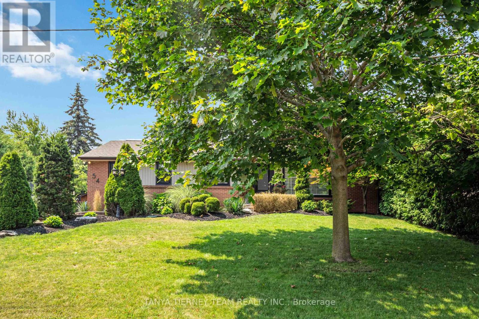 Photo 5 of 54 Montgomery Avenue, Whitby ON