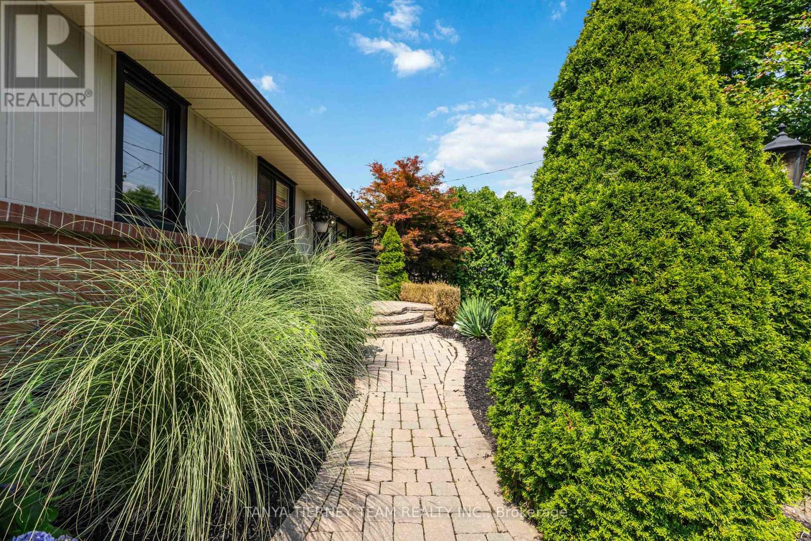 Photo 6 of 54 Montgomery Avenue, Whitby ON