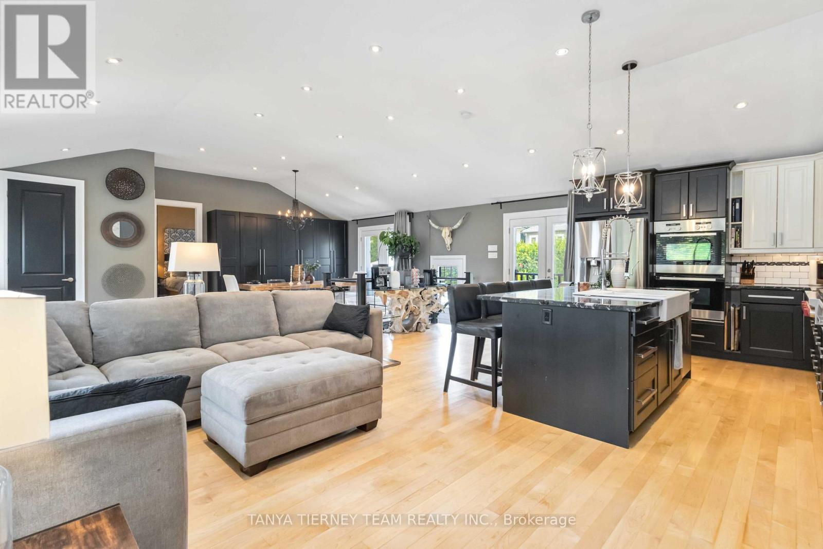 Photo 8 of 54 Montgomery Avenue, Whitby ON