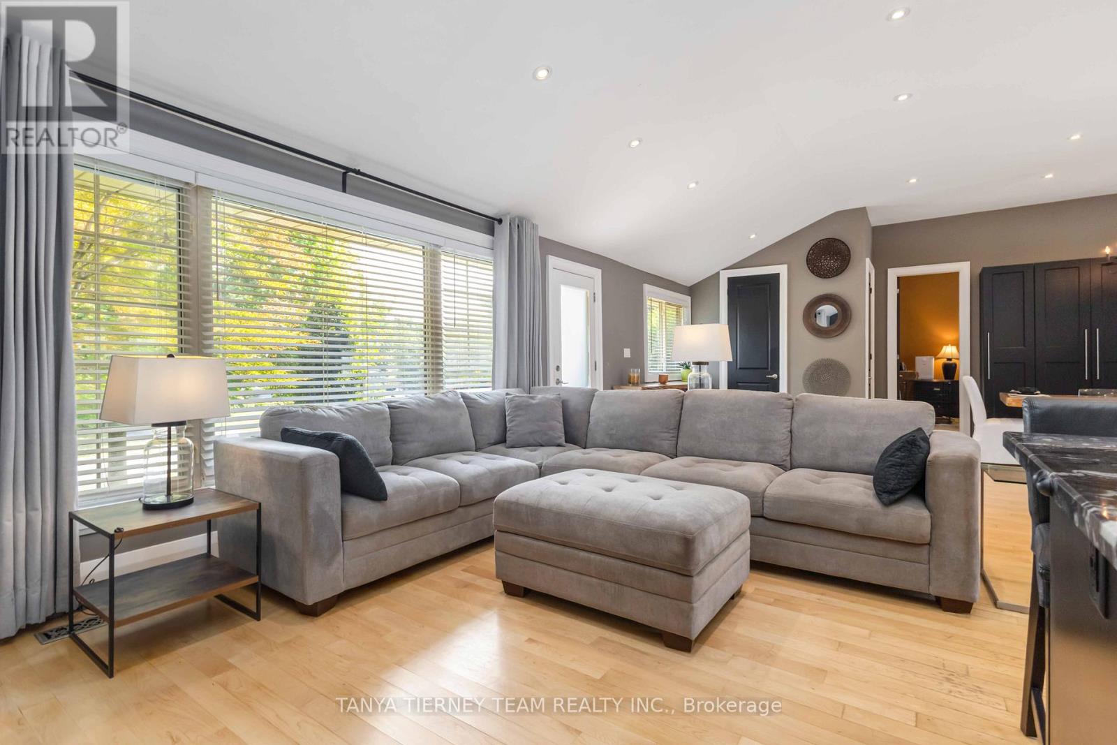 Photo 9 of 54 Montgomery Avenue, Whitby ON
