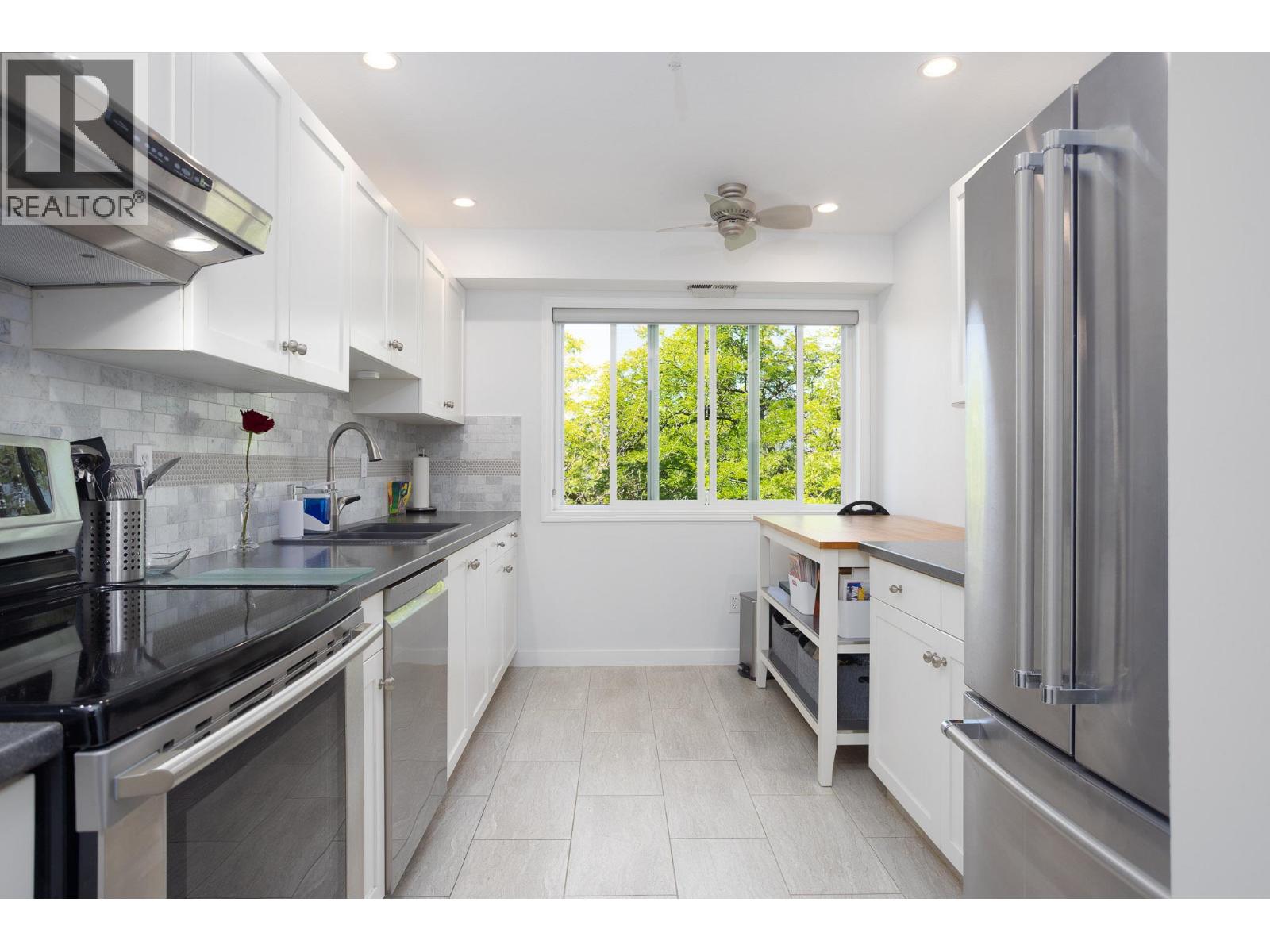 Photo 3 of 1045 Sutherland Avenue Unit 315 A, Kelowna BC