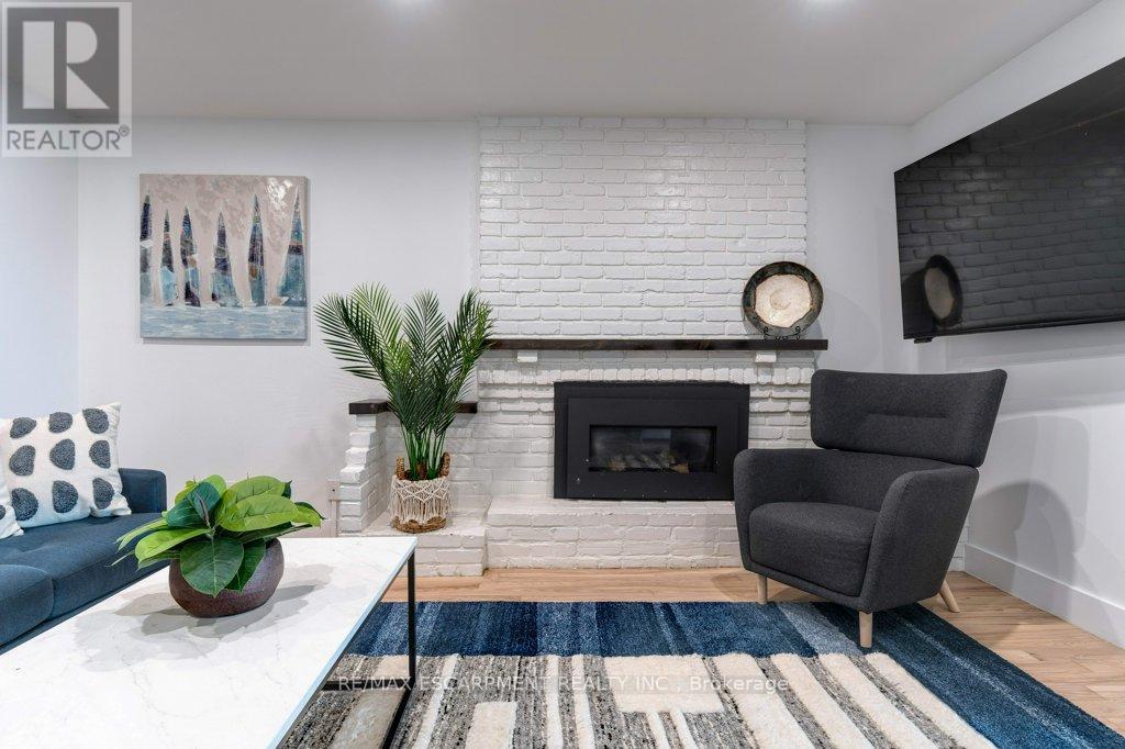 Photo 8 of 636 West Oval Drive, Burlington ON
