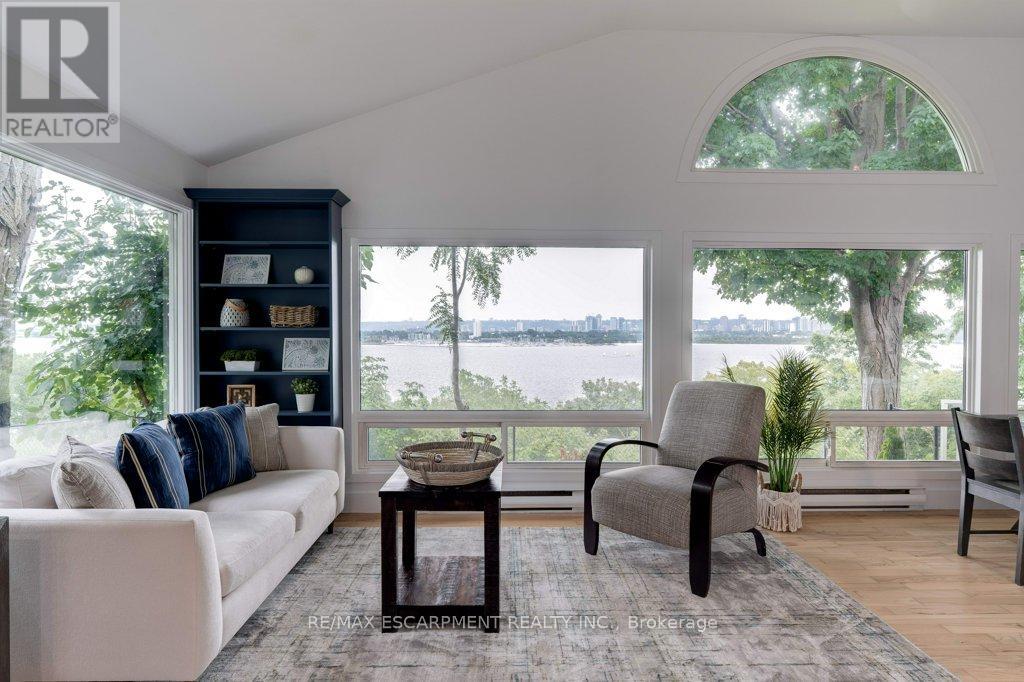Photo 10 of 636 West Oval Drive, Burlington ON