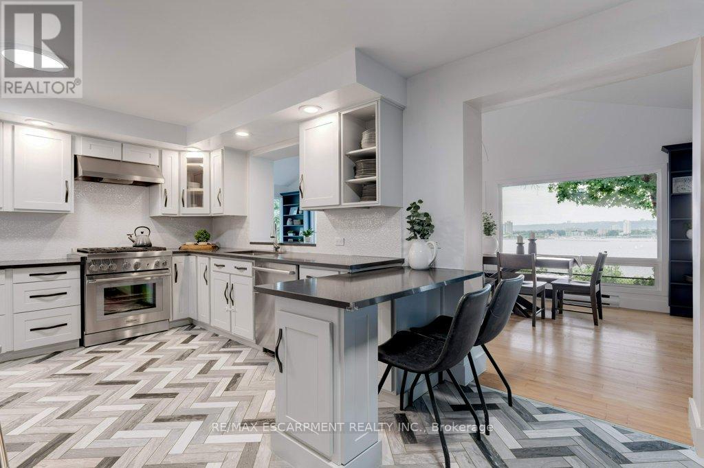 Photo 15 of 636 West Oval Drive, Burlington ON