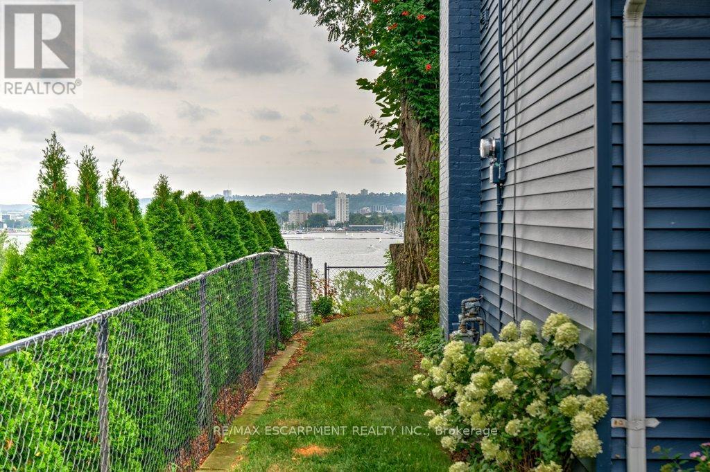 Photo 46 of 636 West Oval Drive, Burlington ON