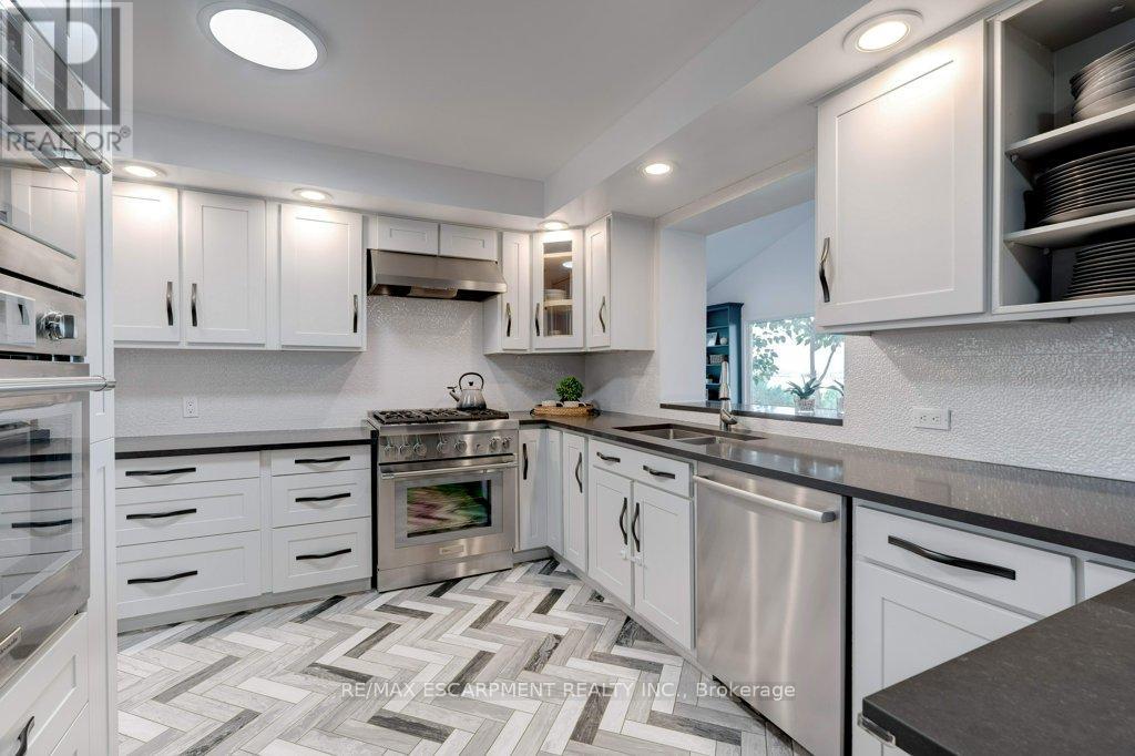 Photo 16 of 636 West Oval Drive, Burlington ON