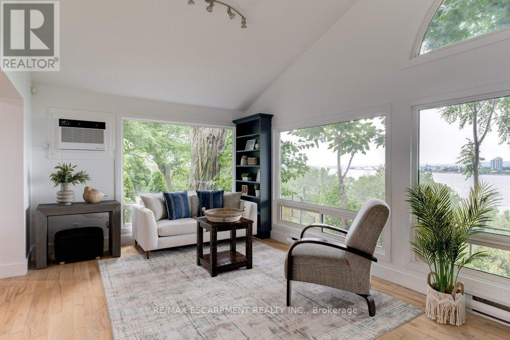 Photo 12 of 636 West Oval Drive, Burlington ON