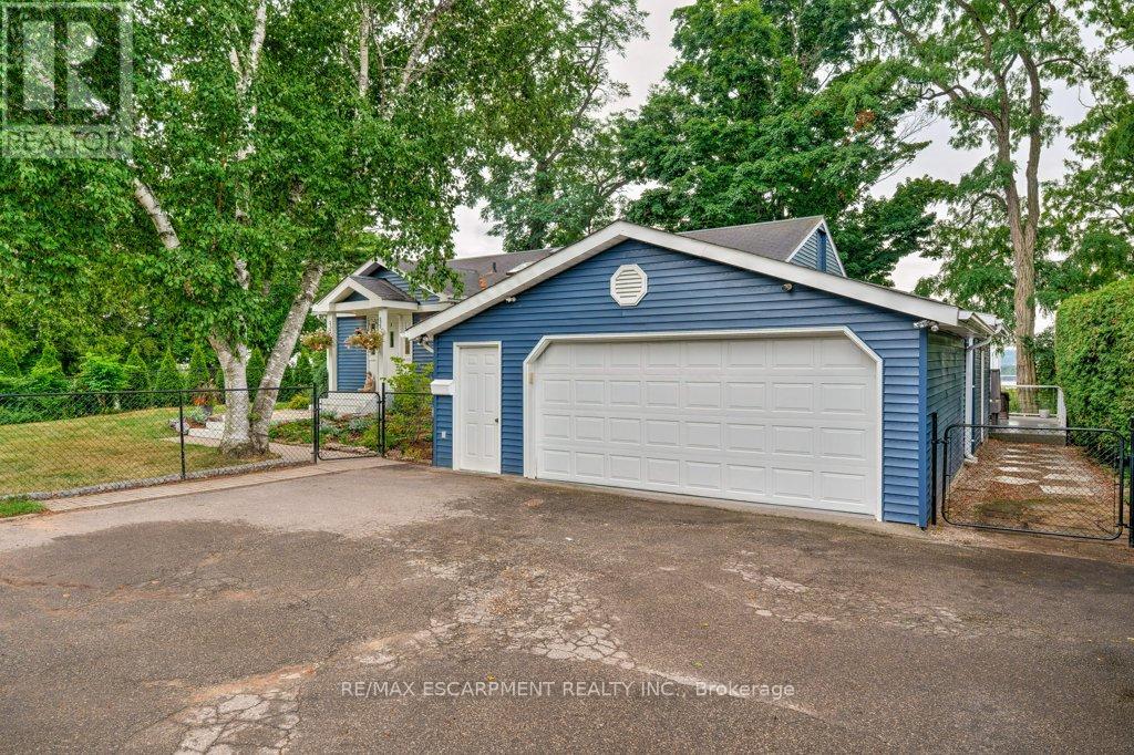 Photo 2 of 636 West Oval Drive, Burlington ON