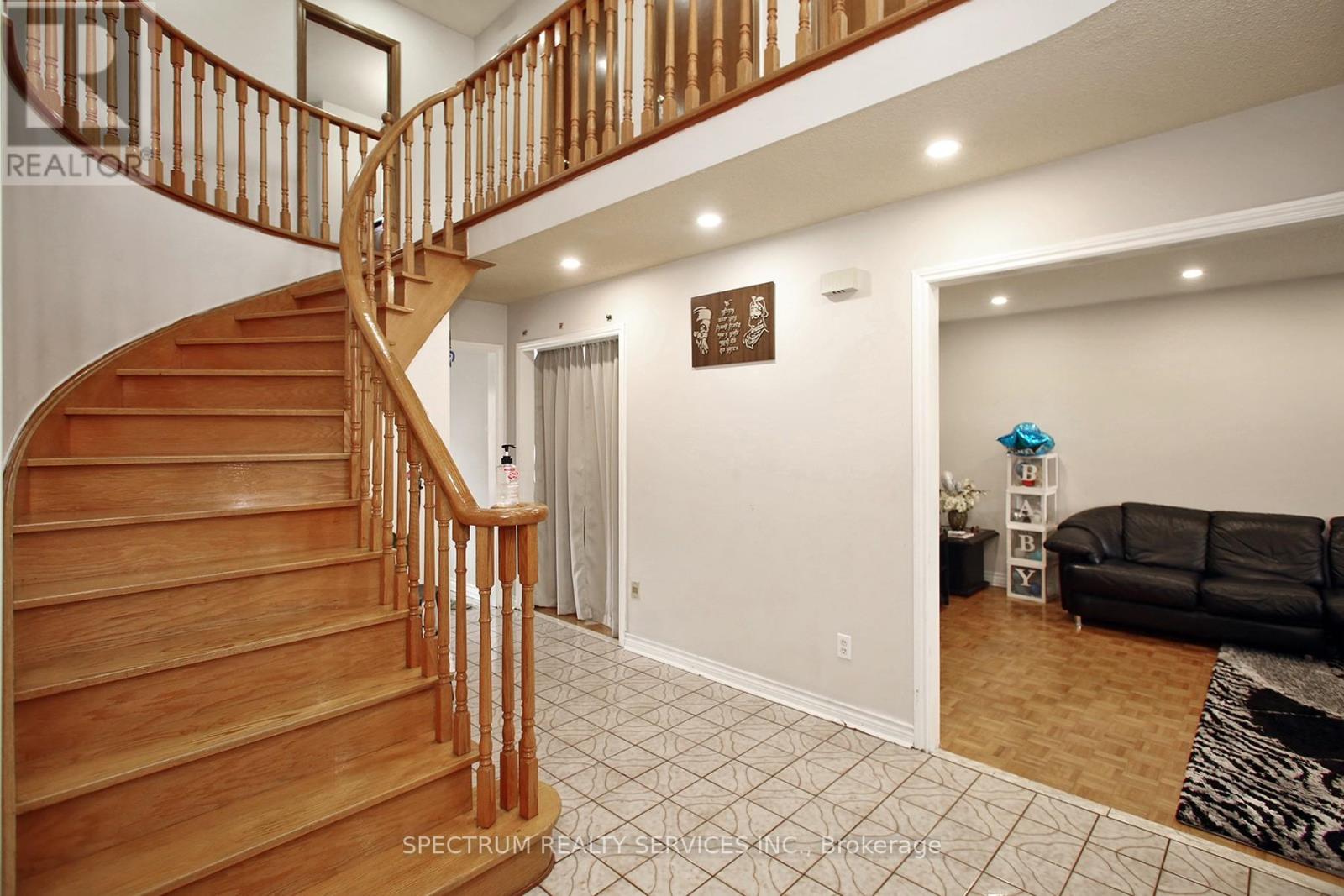 Photo 3 of 22 Kaiser Drive, Vaughan ON