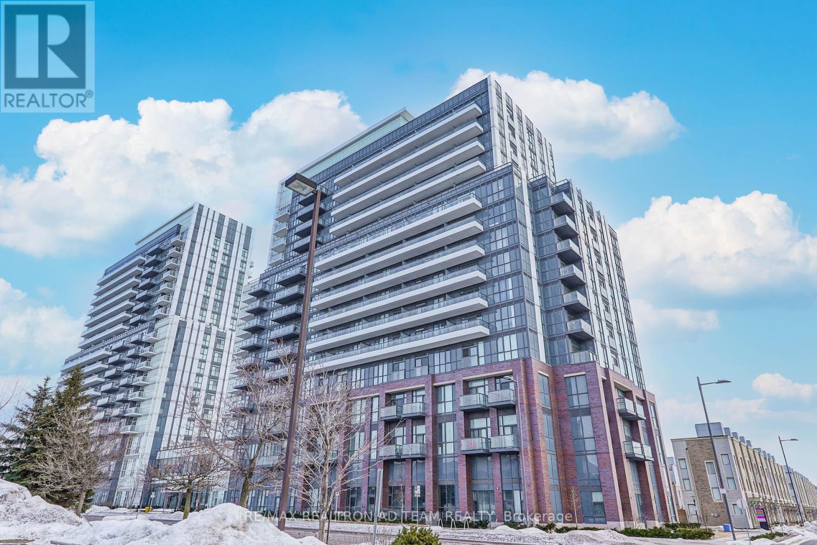Photo 1 of 717 10 Honeycrisp Crescent, Vaughan ON