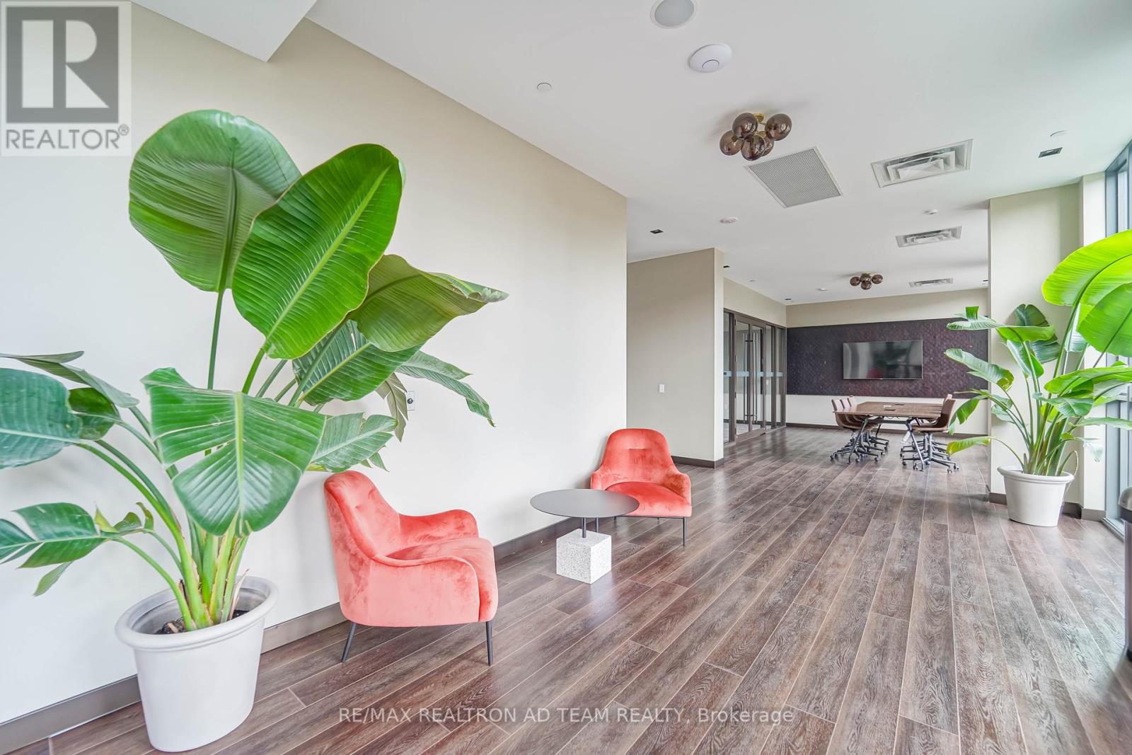 Photo 10 of 717 10 Honeycrisp Crescent, Vaughan ON