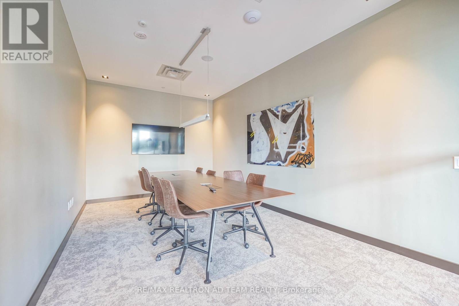 Photo 11 of 717 10 Honeycrisp Crescent, Vaughan ON