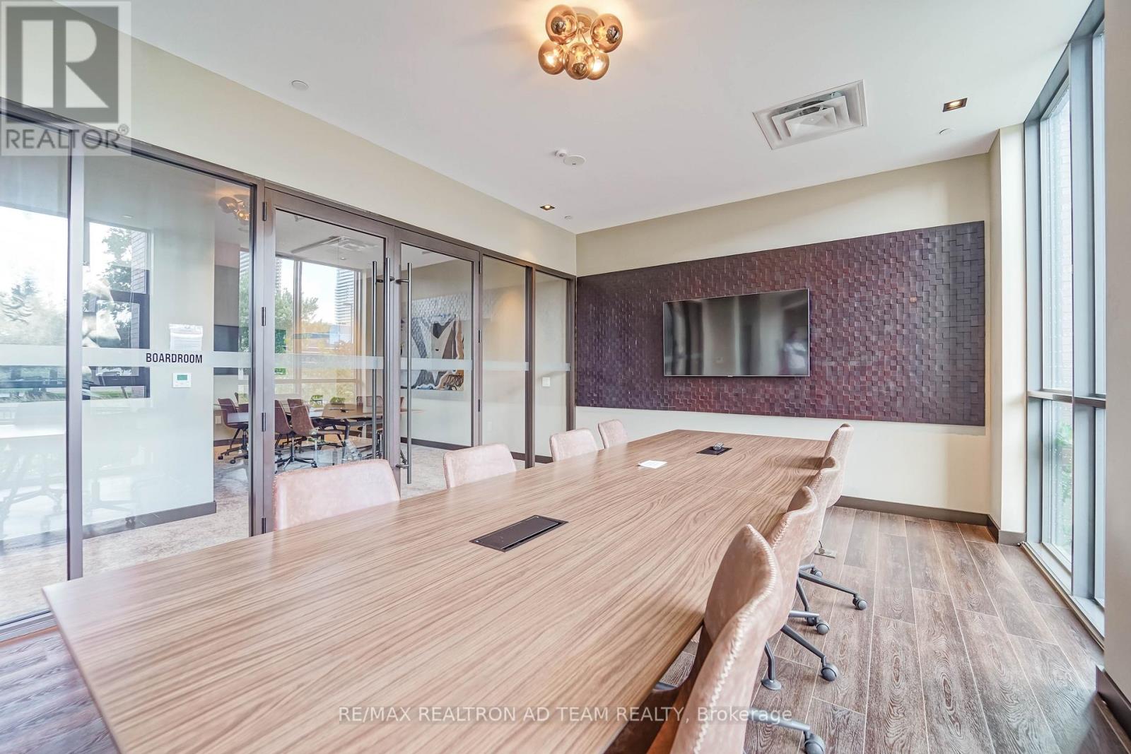 Photo 12 of 717 10 Honeycrisp Crescent, Vaughan ON