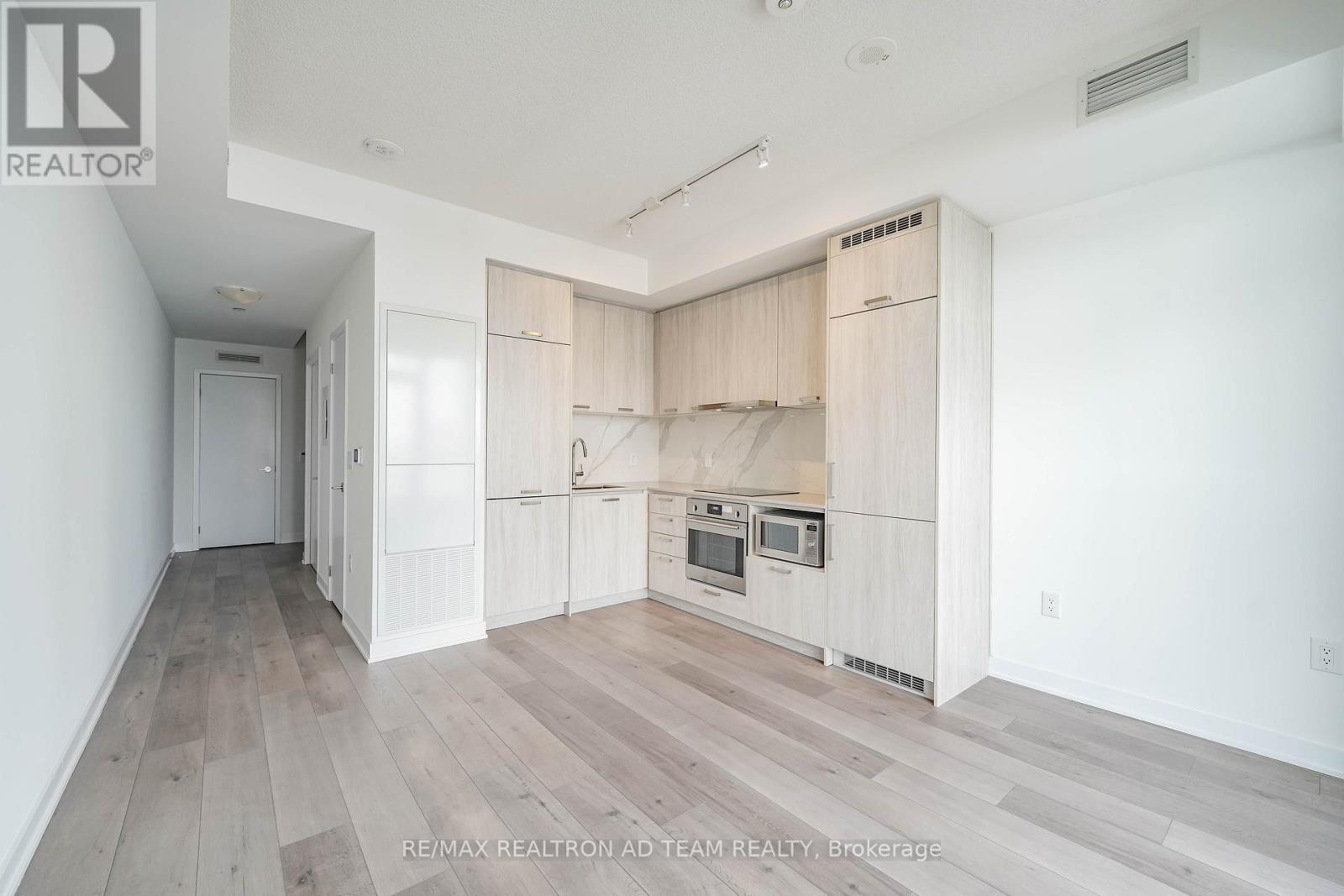 Photo 16 of 717 10 Honeycrisp Crescent, Vaughan ON