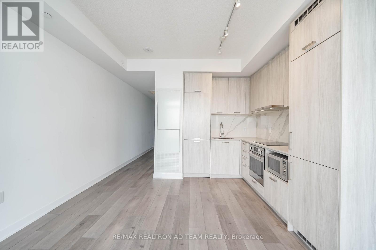 Photo 18 of 717 10 Honeycrisp Crescent, Vaughan ON